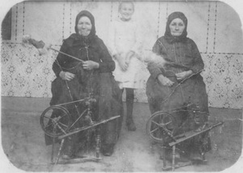 gal/Ahnengallerie/Marx Anna_mit Schwester Christine_Enkeltochter Mager Gertrud.jpg